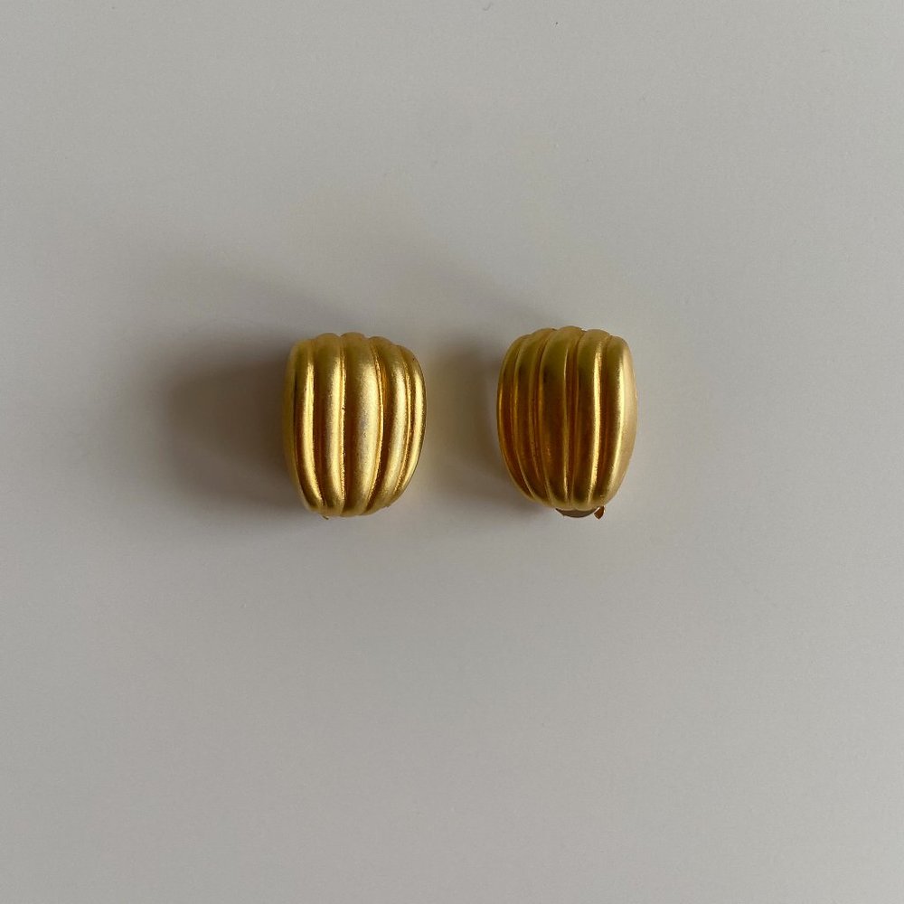 Vintage Gold Tone Shell Clip On Earrings
